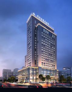 un edificio alto con muchas ventanas en Jinling Grand Hotel, en Hefei