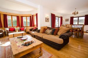 a living room with a couch and a table at Les Clochettes in Megève