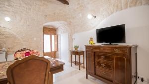 a living room with a tv on top of a dresser at Astra in Alberobello