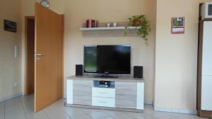 A television and/or entertainment centre at Ferienwohnung Basche