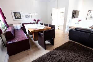 ein Wohnzimmer mit einem Tisch und einem Sofa in der Unterkunft Glockenstuhl @Conny's in Brilon