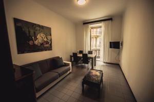 - un salon avec un canapé et une table dans l'établissement Five Lands, à La Spezia