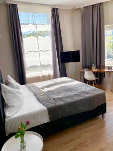 1 dormitorio con 1 cama con mesa y ventana en Hotel Restaurant zum Löwen en Duisburg