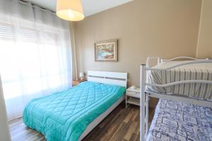 מיטה או מיטות בחדר ב-Ampio appartamento con Box auto