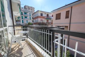 - un balcon avec une chaise blanche dans un bâtiment dans l'établissement Ampio appartamento con Box auto, à Celle Ligure