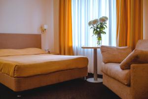 ソチにあるVilla Bavariaのベッドルーム1室(ベッド1台、ソファ、窓付)