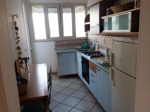 Kuchyň nebo kuchyňský kout v ubytování Appartamento Torre Pali