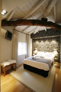 Hotel Palacio Muñatones tesisinde bir odada yatak veya yataklar