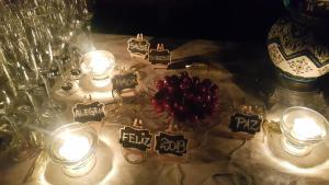 un tavolo sormontato da candele e un tavolo con un tavoloablishthritisthritisthritisthritis di Pousada do Morro Verde a Carvalhos