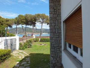 Blick auf einen Hof von einem Haus in der Unterkunft Villa Mattera in Marina di Campo