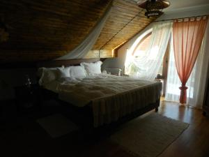 Un pat sau paturi într-o cameră la Pensiunea Romantic
