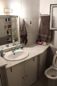 un bagno con lavandino e WC di Nona's Guest House Corfu Βenitses a Benitses Altre 39 foto