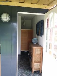 Μια τηλεόραση ή/και κέντρο ψυχαγωγίας στο Tinyhouse NATUURHUISJE met veranda Bij de Molen tussen Alkmaar en Hoorn