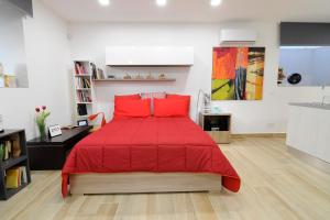 En eller flere senge i et værelse på Folco Studio Apartment