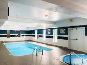 Days Inn by Wyndham Kamloops BC tesisinde veya buraya yakın yüzme havuzu