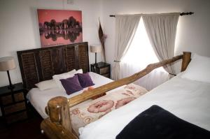 Pretoria的住宿－1322 Backpackers International，一间卧室设有两张床和窗户。
