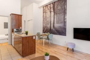 モントリオールにあるAlywin Apartments in Hochelagaの部屋にテーブルと椅子のあるキッチン