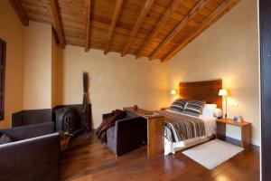 A bed or beds in a room at Casa Rural Etxegorri