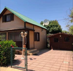 une maison avec une clôture devant elle dans l'établissement Un lugar para descansar y disfrutar, à Vélez-Málaga