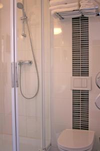 een badkamer met een douche en een toilet bij Hotel Allure in Amsterdam