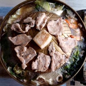 eine Schüssel mit Fleisch und Gemüse auf dem Tisch in der Unterkunft Slowlife House Ayothaya in Phra Nakhon Si Ayutthaya