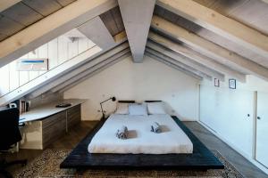 Postel nebo postele na pokoji v ubytování Sailer Loft - The House Of Travelers