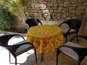 einen Tisch mit einem gelben Tischtuch auf einer Terrasse in der Unterkunft Bungalows Bahamas beside the park and 300m to the beach in Puerto Rico de Gran Canaria
