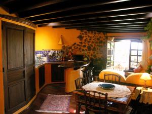 Zimmer mit einem Tisch und einer Küche mit einer Theke in der Unterkunft Casa Niro in Tías