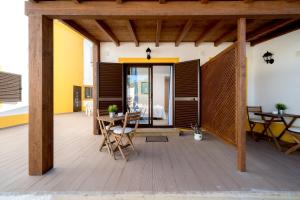 Habitación con patio con mesa y sillas. en Quinta das Andorinhas en Carvoeiro