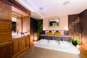 Ένα ή περισσότερα κρεβάτια σε δωμάτιο στο Shearwater Hotel & Spa