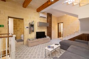 Zona d'estar a 16 lettings - charming character house