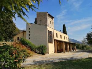 阿西西Casa per Ferie Ulivo d'Assisi的建筑的一侧有塔楼