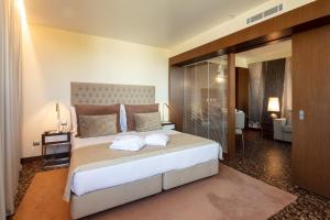 A bed or beds in a room at NEYA Lisboa Hotel