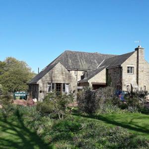 Casa de piedra grande con patio en Thornley House, en Hexham