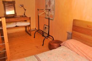 ein Schlafzimmer mit einem Bett und einer Lampe in der Unterkunft Grange rénovée in La Serpent