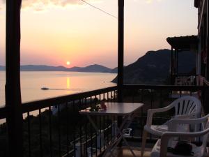 vistas a la puesta de sol desde el balcón de una casa en Sea View Studios en Skopelos Town