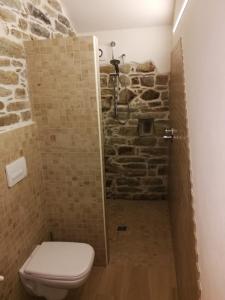Kylpyhuone majoituspaikassa Mirutt Home