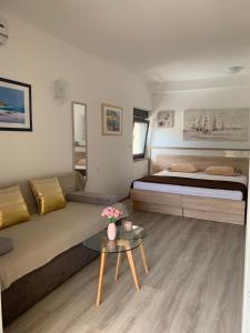 En eller flere senge i et værelse på Apartmani Emilio Novalja