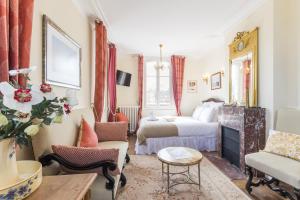 una camera con letto, divano e camino di DDay Aviators Le Manoir ad Arromanches-les-Bains