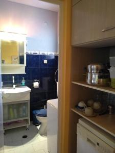 een kleine badkamer met een wastafel en een toilet bij House of colors in Néa Meságkala
