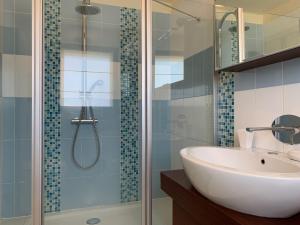 een badkamer met een wastafel en een glazen douche bij Hotel Villa Cittar in Novigrad Istria