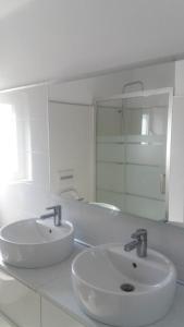 Koupelna v ubytování Apartamentos Sao Rafael, 80b