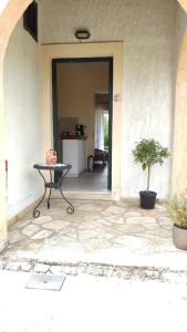 an entrance to a house with a table in the doorway at Su Casa Apartments in Almiros Beach