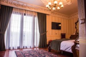 Televiisor ja/või meelelahutuskeskus majutusasutuses Hotel Epidamn Boutique & Spa
