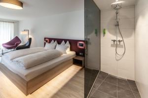 Postel nebo postele na pokoji v ubytování Bollenhuthotel Kirnbacher Hof