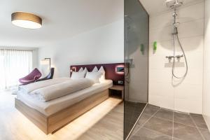 Postel nebo postele na pokoji v ubytování Bollenhuthotel Kirnbacher Hof