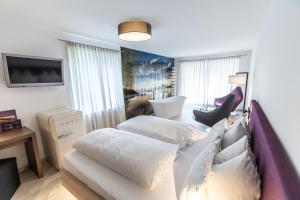 TV a/nebo společenská místnost v ubytování Bollenhuthotel Kirnbacher Hof