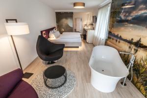 Postel nebo postele na pokoji v ubytování Bollenhuthotel Kirnbacher Hof