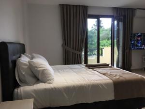 Postel nebo postele na pokoji v ubytování The Little Prince Luxury Suites