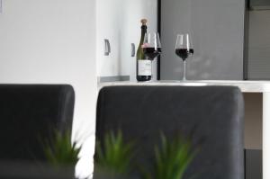 eine Flasche Wein und zwei Gläser auf einem Tisch in der Unterkunft Apartman Ivana in Biograd na Moru